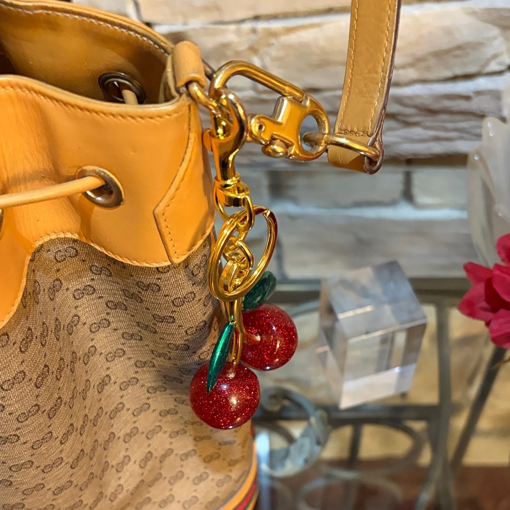 Gucci Sherryline Bucket Crossbody Bag with Gold Accents - Picture 5 of 13